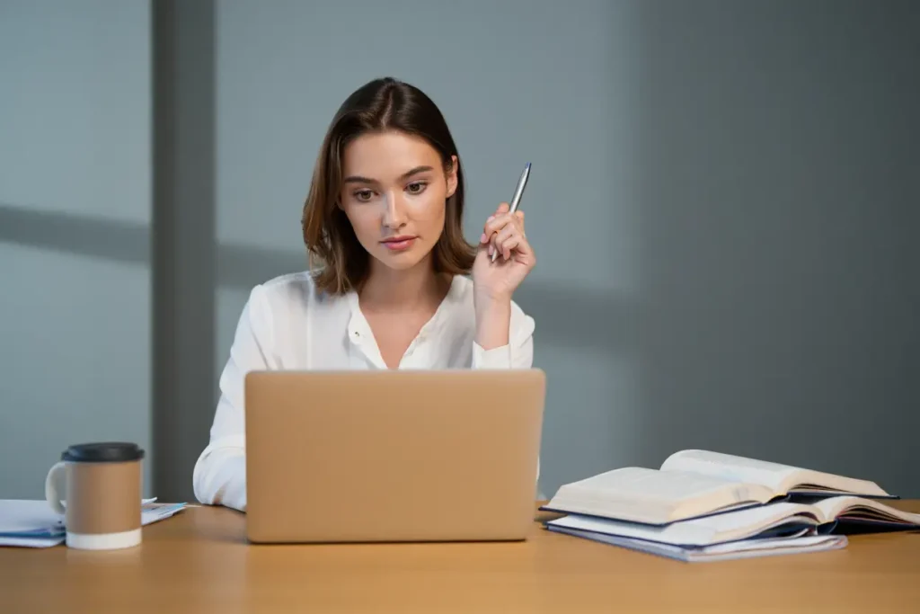 Avocat suivant une formation en ligne sur tablette avec documents juridiques